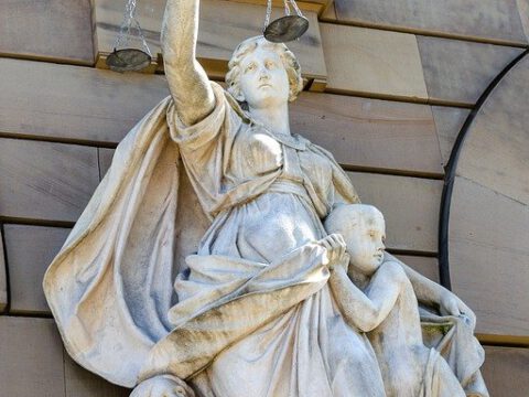 Ermittlungen gegen Salafisten-Influencerin nach Fahrzeugkontrolle in Köln Ermittlungen gegen Salafisten-Influencerin nach Fahrzeugkontrolle in Köln