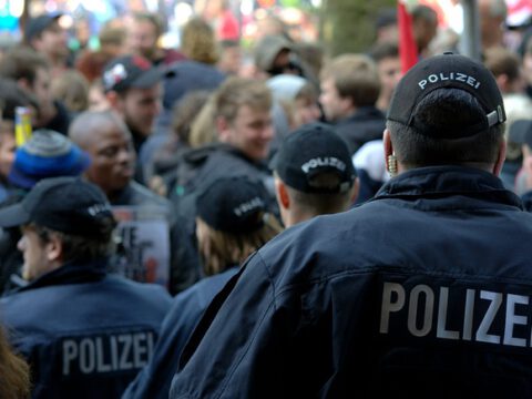 Ermittlungen gegen Salafisten-Influencerin nach Fahrzeugkontrolle in Köln