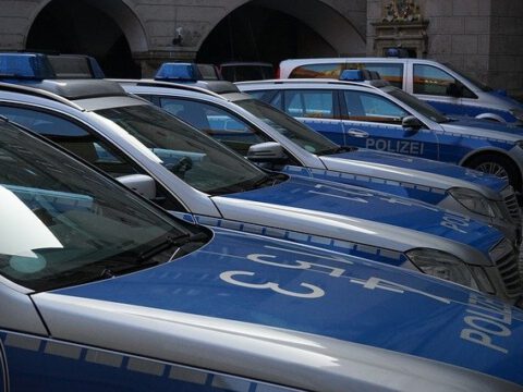 Ermittlungen gegen Salafisten-Influencerin nach Fahrzeugkontrolle in Köln