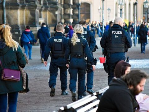 Ermittlungen gegen Salafisten-Influencerin nach Fahrzeugkontrolle in Köln